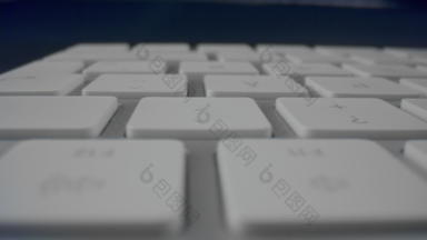 电脑键盘白色键白色按钮电脑键盘细节